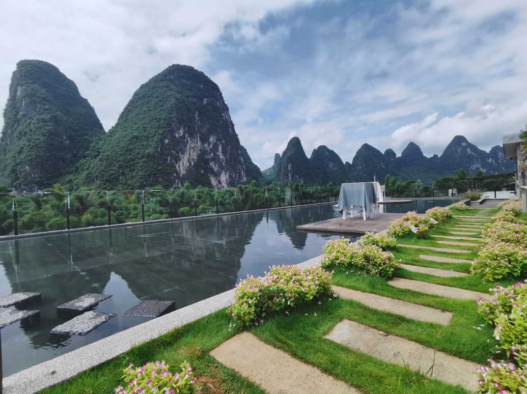 Sitting on the most beautiful poetry and wine garden in China, some people sigh: Sleeping in the RMB is so sweet