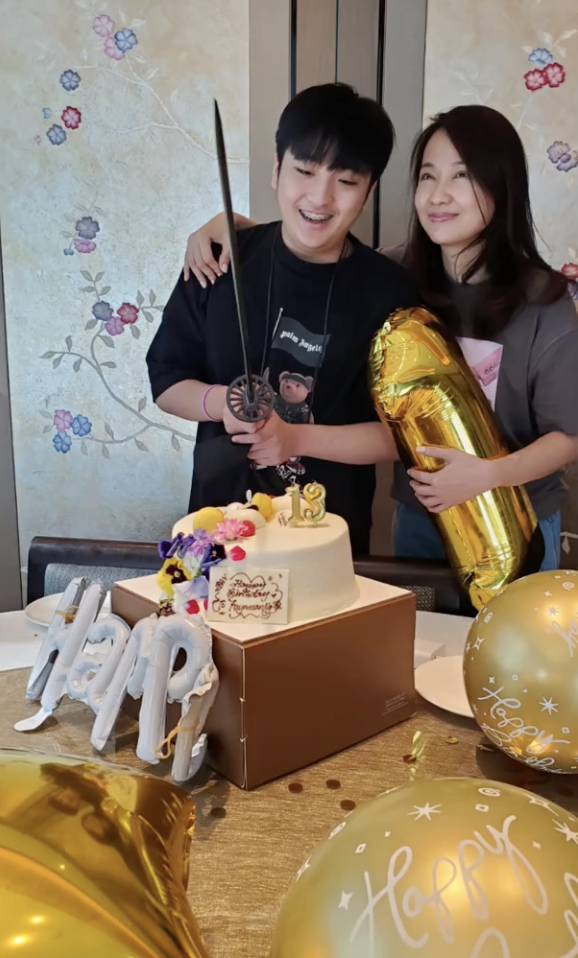 吴镇宇儿子费曼晒庆生视频，与妈妈温馨同框，王丽萍温婉知性