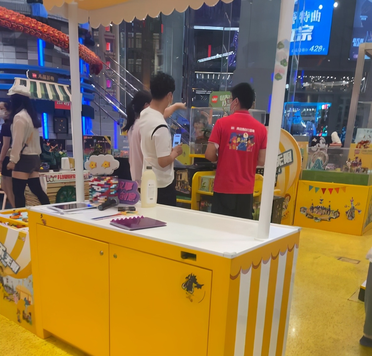 田亮一家在商场被偶遇，森碟个头高略微驼背，小亮仔爱吃糖豆