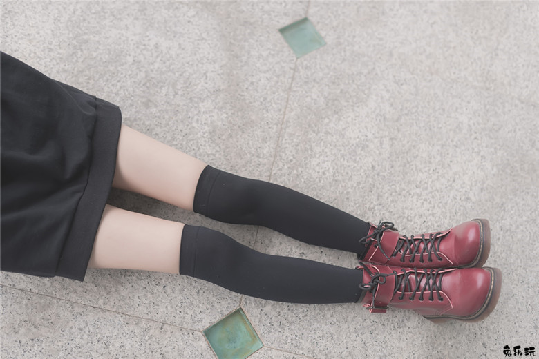 【福利姬】让人喜欢的黑丝及膝袜小细腿！太美了（48P）