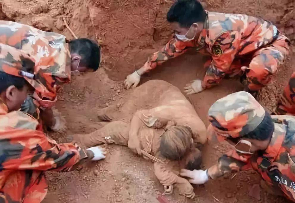 河南被困女婴获救，母亲遇难时保持托举姿势，把生的希望留给孩子