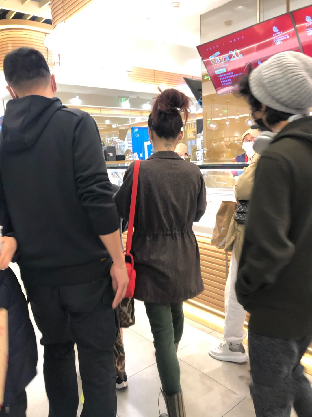 偶遇張柏芝帶兒子逛街，網友大贊母子感情好，互動溫馨有愛