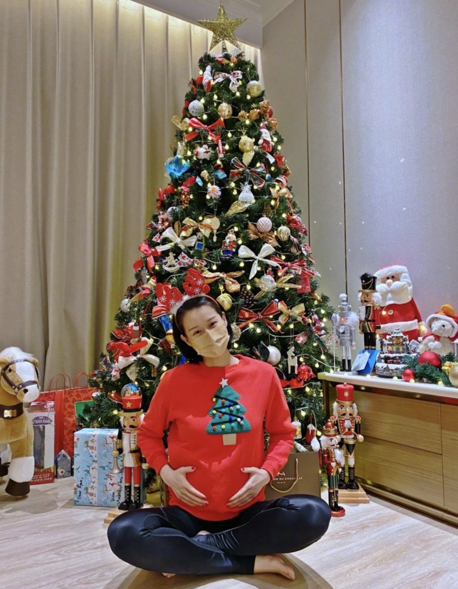 胡杏兒老公曬全家福，分開4個多月後團聚，一家人穿親子裝超溫馨