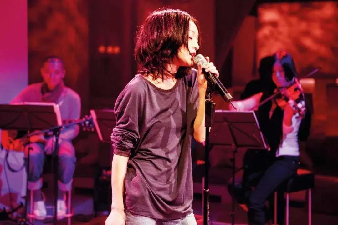 王菲周迅隔空义演：谁说爱过同一个男人，就不