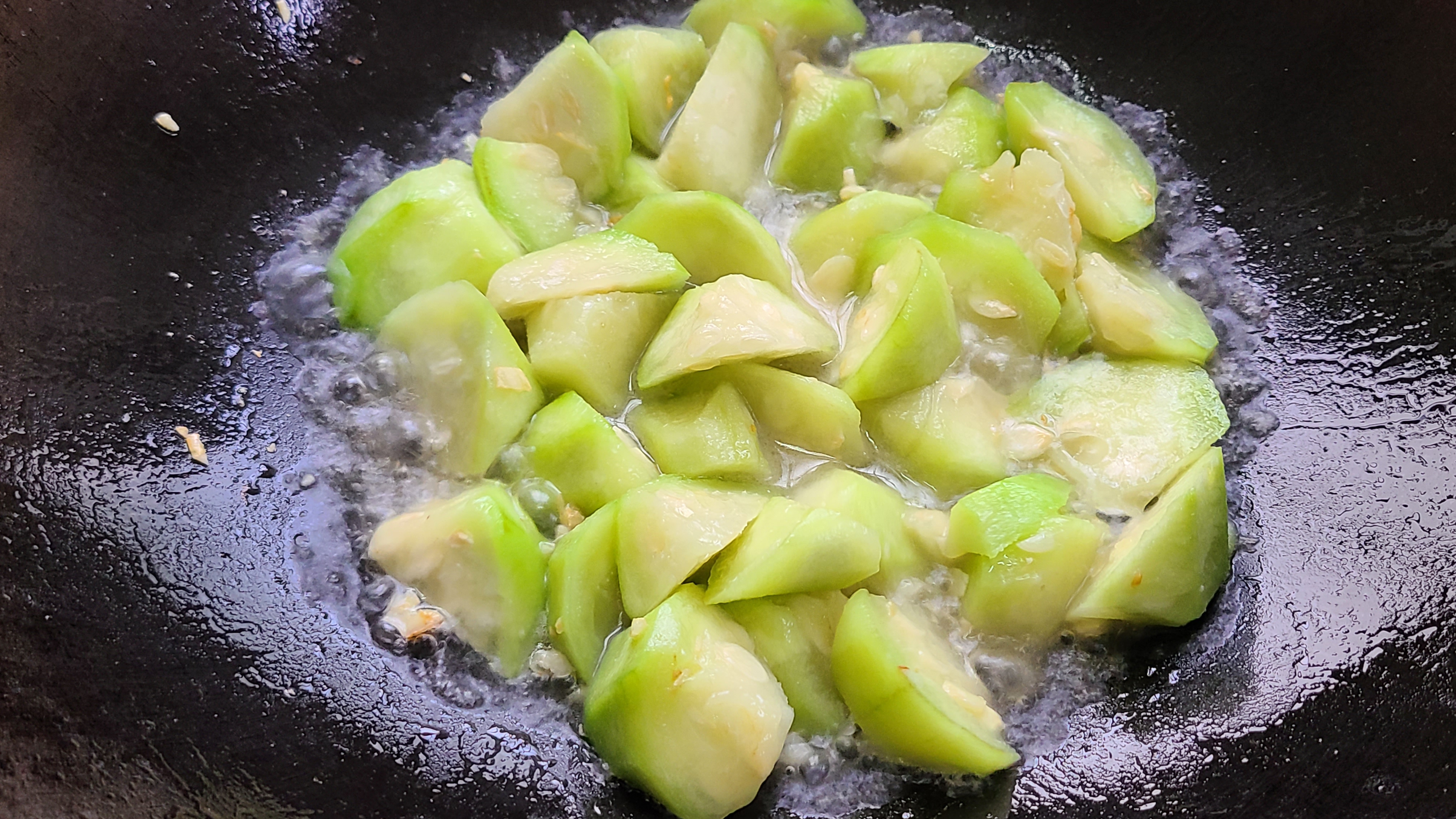 大虾这样做很简单，味道鲜甜又好吃，清淡美味值得一吃