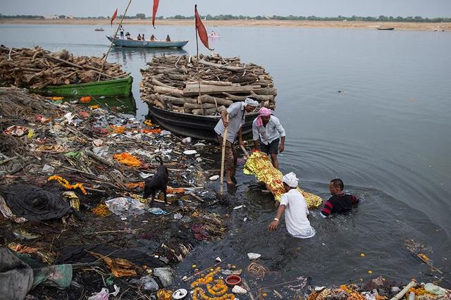 漂浮着死尸的恒河水，为什么印度人敢直接喝，难道他们进化了？