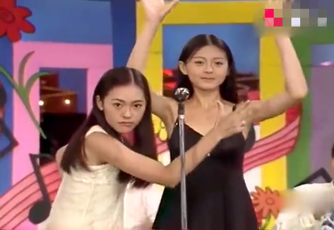 大小s久違同框，姐妹倆剪同款髮型笑容相似，越來越像雙胞胎