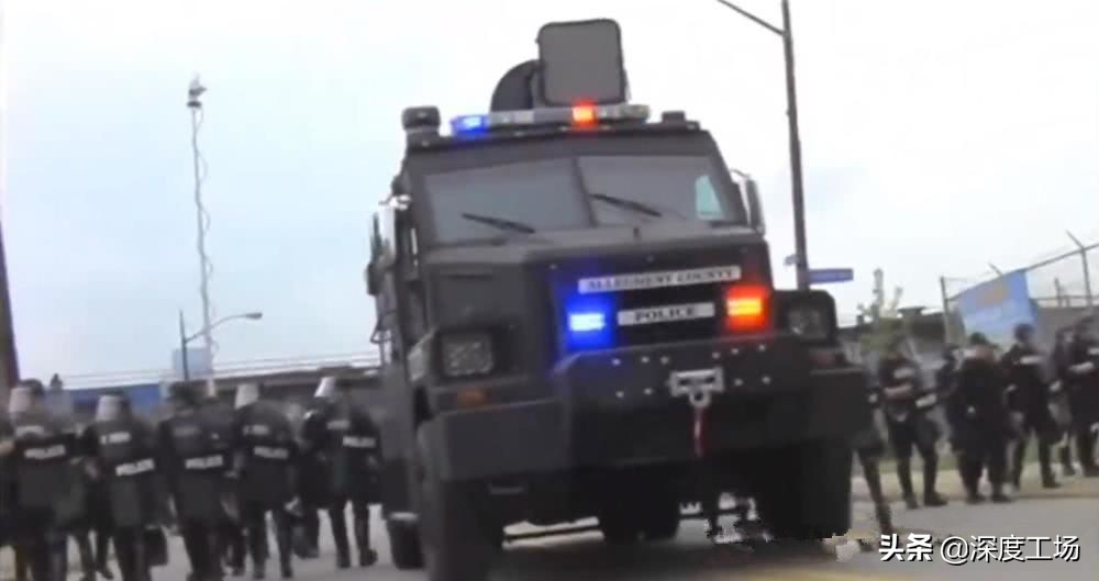 美军出动声波炮驱散人群，可致耳膜破裂出血：美军命令向人群开火