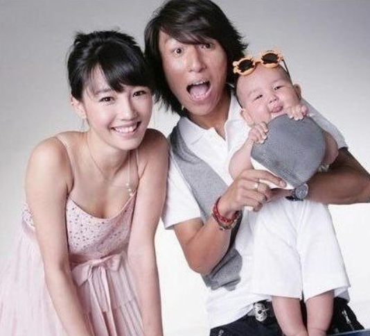 45岁陈羽凡近照罕曝光，身形消瘦脸色憔悴，退圈3年宛如路人