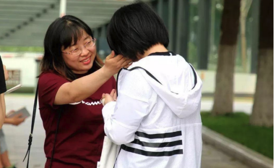 临近高考，家长需要全程“陪考”吗？不少家长都选择这样做