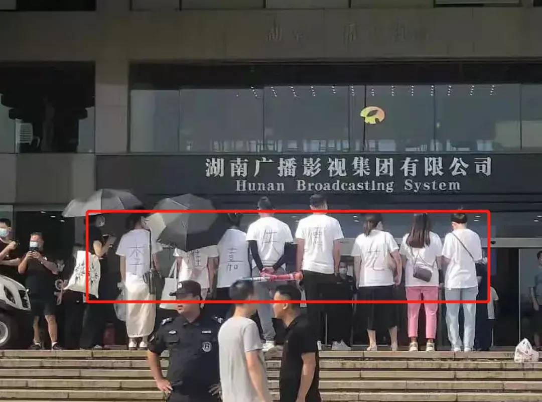 李维嘉风波后首现身,发文回应代言争议:早已解约,积极协调处理