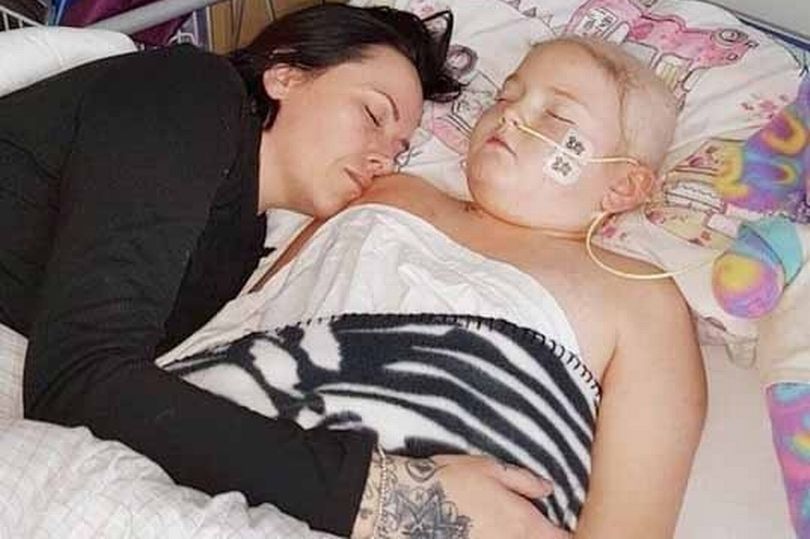 英妈妈称女儿身上有癌症患者的“一股怪味”，不久女儿确诊白血病