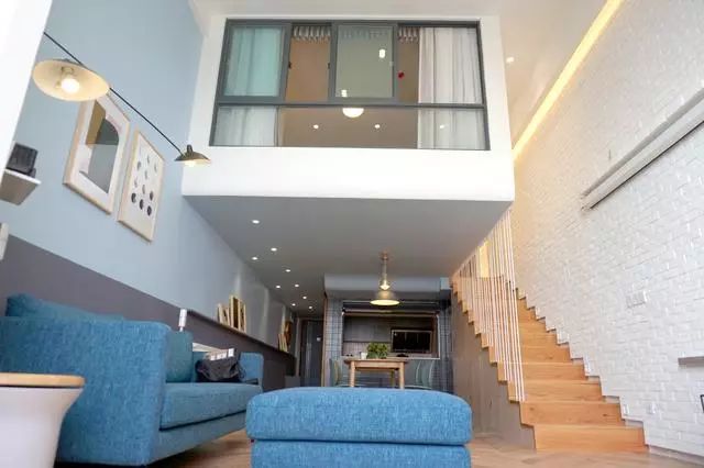 loft小复式装修案例，楼梯扶手很有特点，客厅茶几你更是没见过！