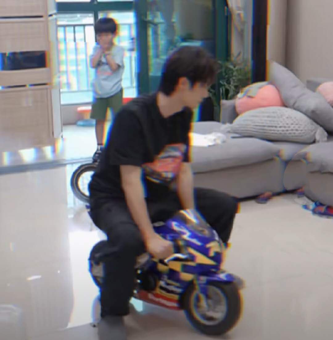 王一博带娃骑摩托车，穿拖鞋好居家，因太热脱