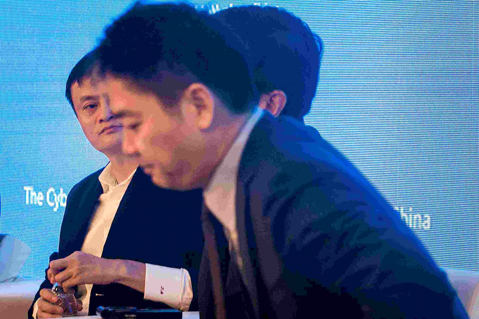 刘强东押对宝了！民航局宣布决定，马云取巧终付出了代价