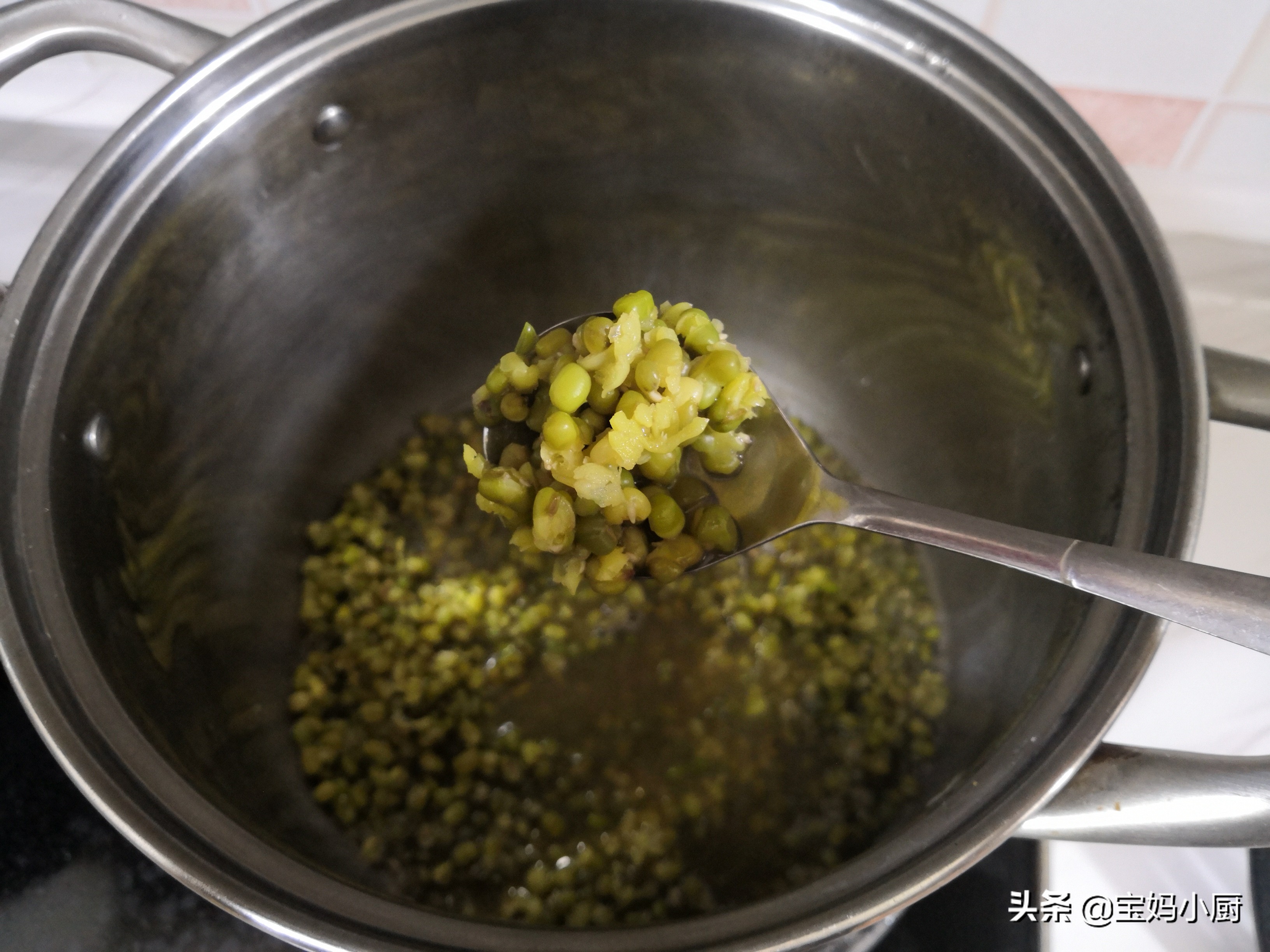 用綠豆湯做發糕火了，天熱常吃好，一攪一蒸就出鍋，有彈性還蓬鬆