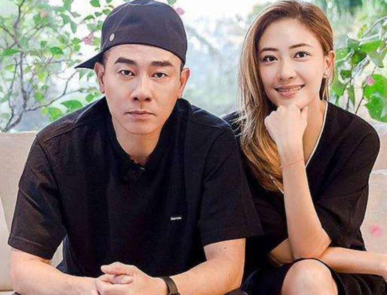 應采兒二胎剖腹產，陳小春全程緊握老婆的手，每個生命都來之不易