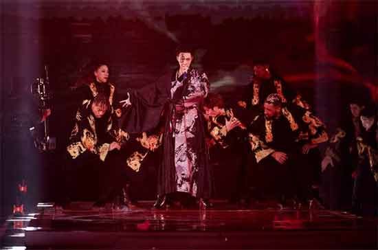 《精忠报国》的屠洪刚：娶了三个妻子，让母亲