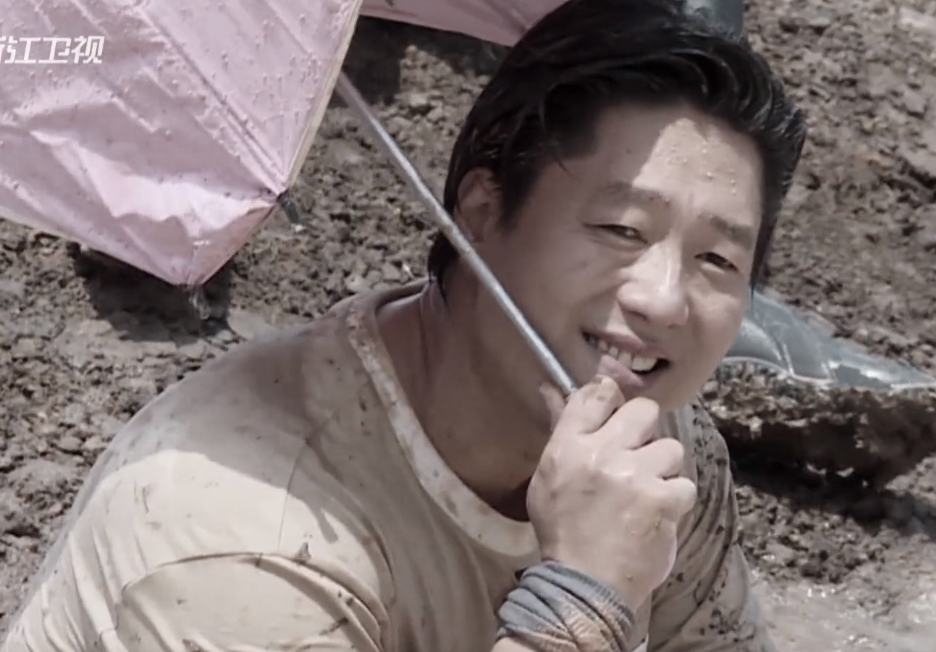 《奔跑吧》最不怕脏的嘉宾，玩游戏全程趴在泥水里，比郑恺还狠