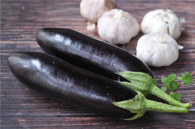 茄子別再炒了，加1把大蒜，不蒸也不炸，鮮嫩入味，少油最健康