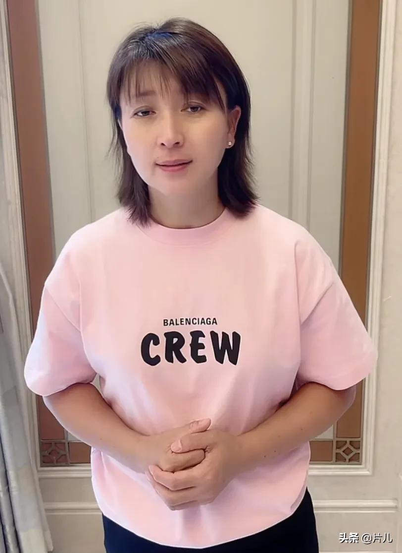于月仙去世后，闫学晶发布带货视频遭谩骂，粉丝呼吁理性看待