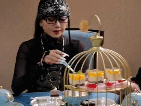 杨丽萍陪客拿空碗做样被批做作，20年不吃饭的她