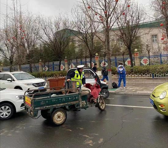 开学第一天 邯郸肥乡交警雨雪中为学生保驾护航