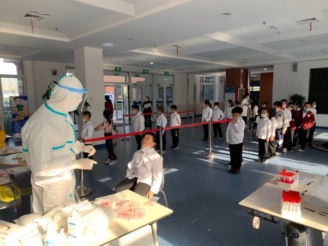 市口腔医院医护核酸采样进校园，筑牢市南区34所学校防护网