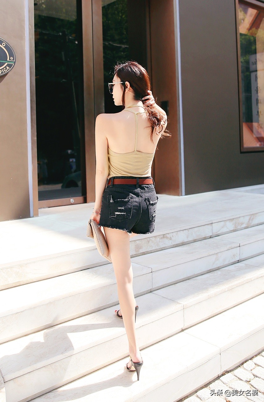 掛脖小背心牛仔短褲，曼妙背影露出小性感