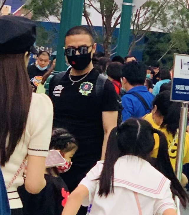 汪峰章子怡一家五口环球影城被偶遇，儿子正脸曝光，像极姐姐醒醒