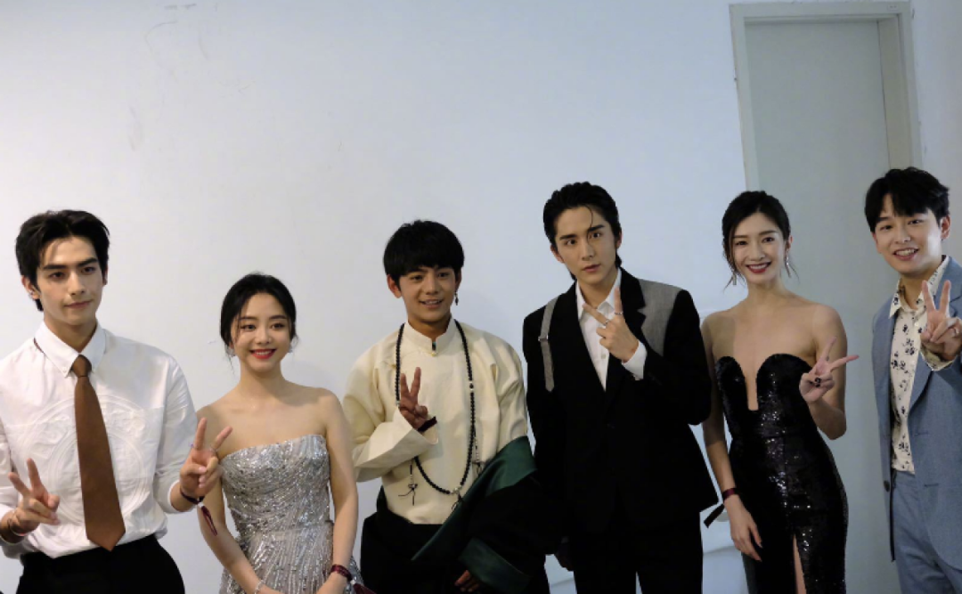 微博之夜尴尬瞬间：杨幂不满安排直接垮脸，丁