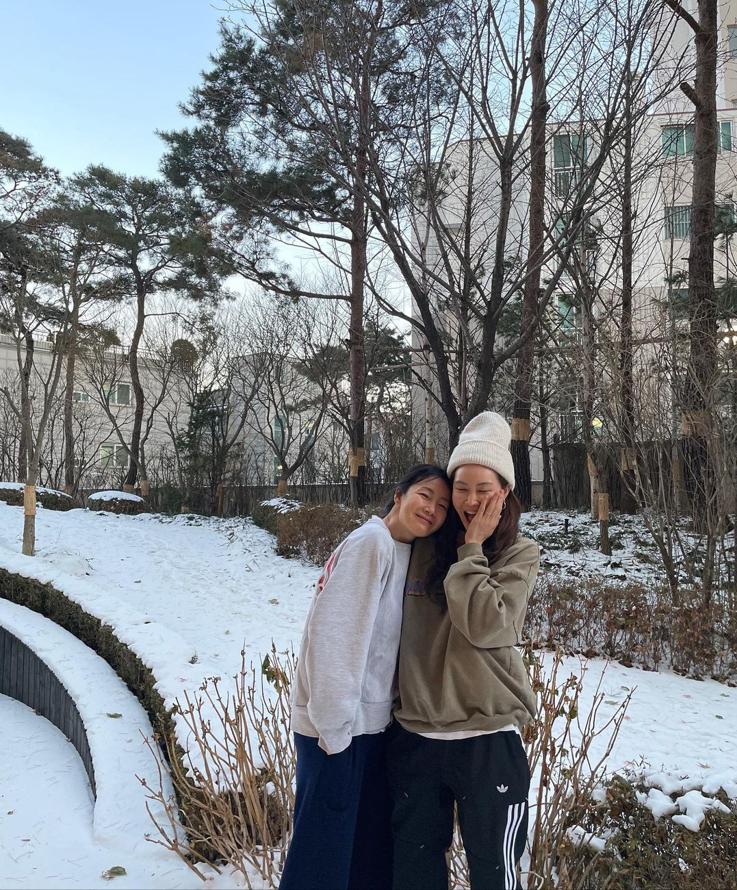 崔智友母女同框，9月女兒首露面小臉肉嘟嘟，落地窗前花園似森林