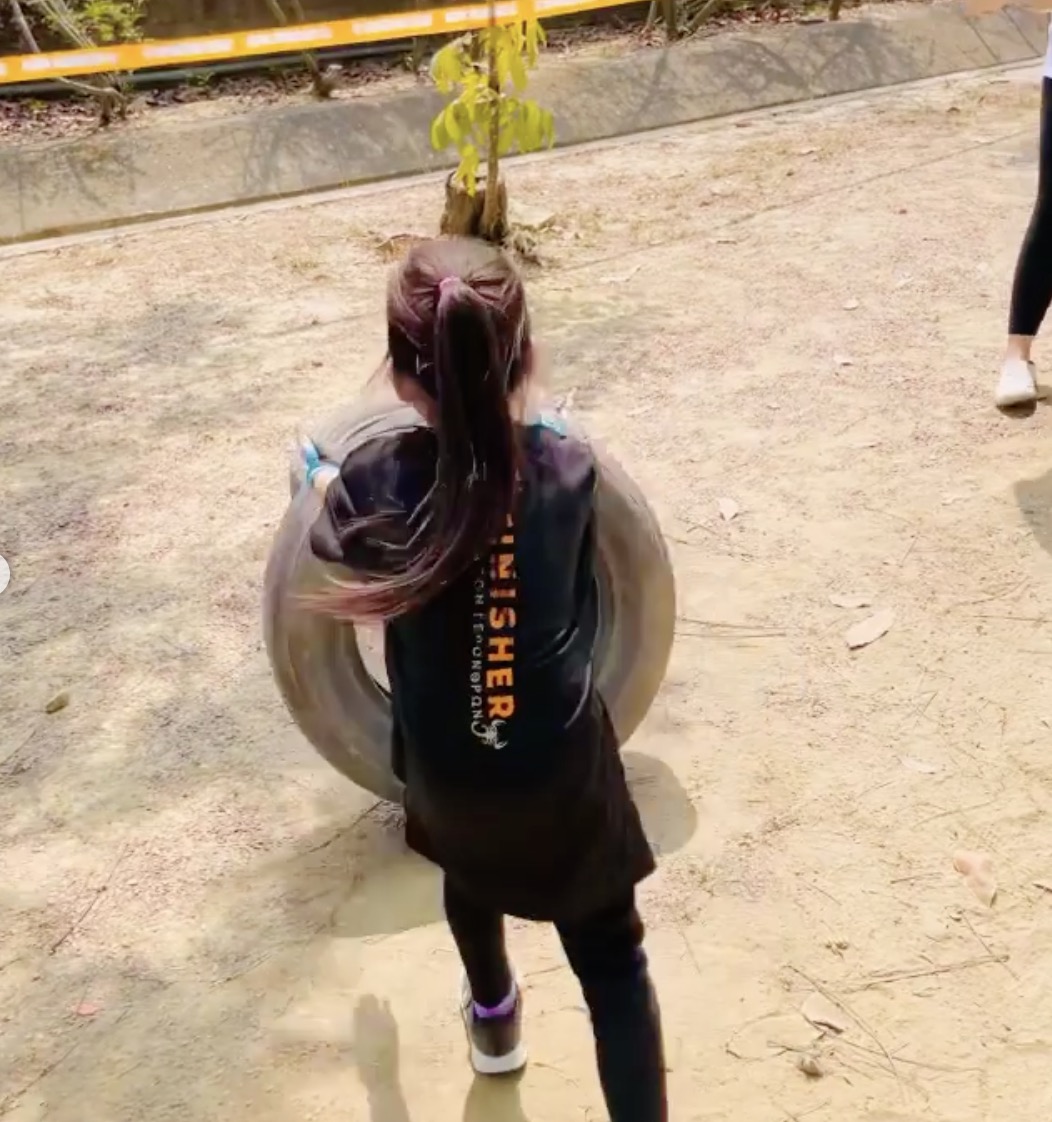昆凌參加親子運動，女兒搬輪胎不嬌氣，弟弟高冷比耶成Q版周杰倫