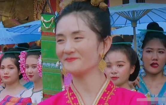 妻子团泼水之后，才意识到妆都花了，看到吉娜的脸，才懂啥叫半永