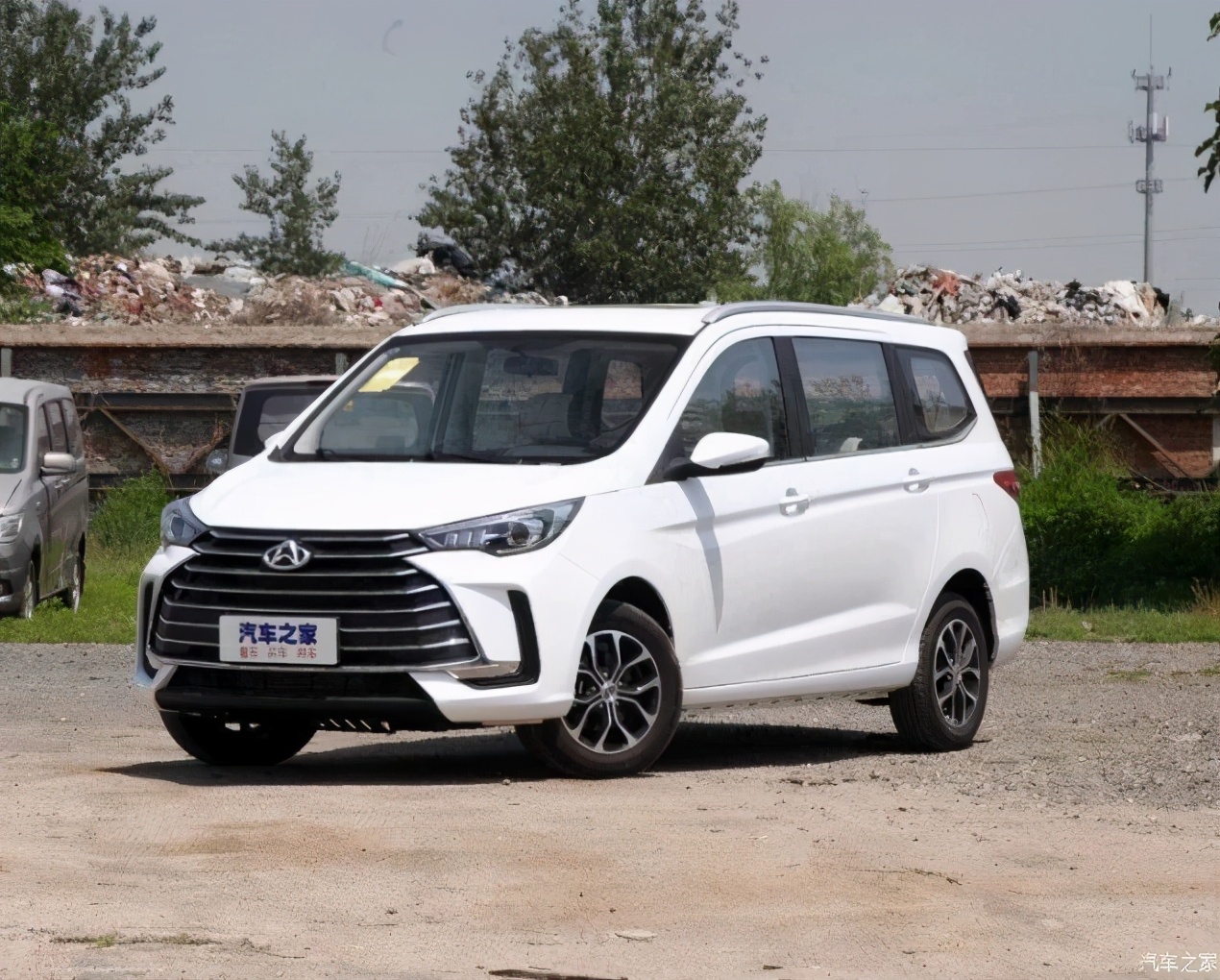 长安汽车-欧尚长行外观方面,欧尚长行前脸采用"大嘴"式设计,密集的