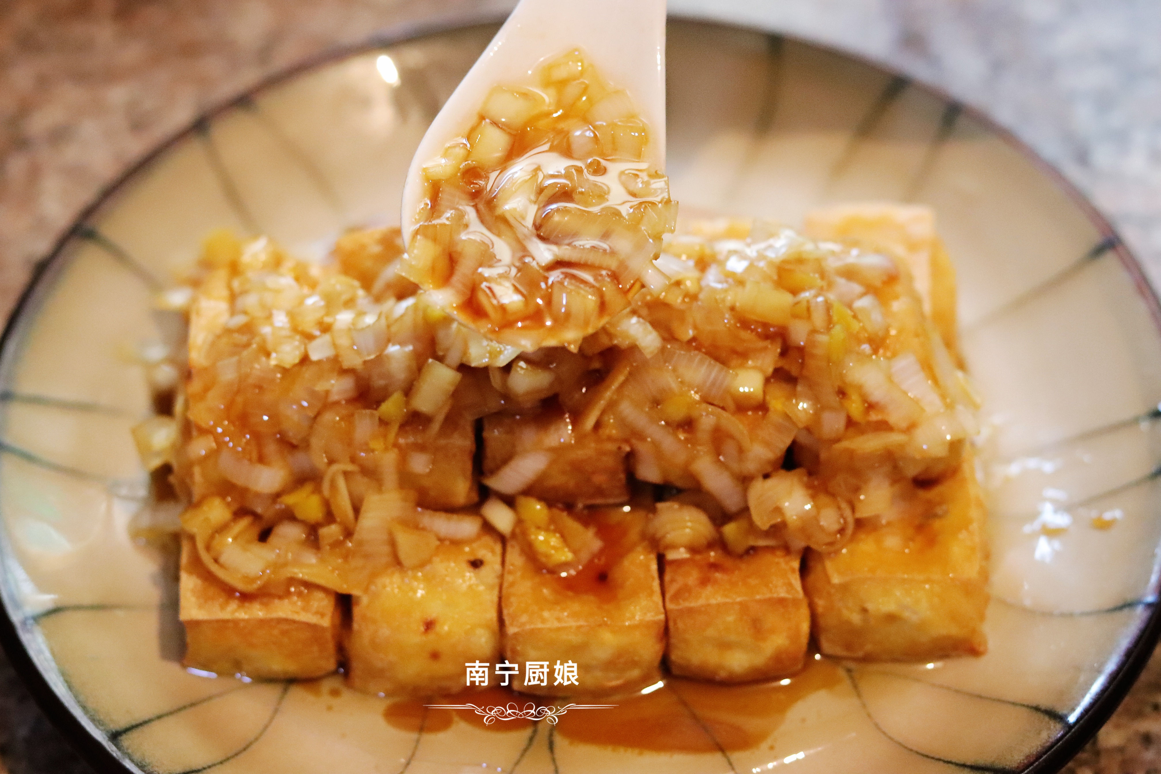 豆腐炸一炸，再和大蔥拌一拌，沒想到這麼好吃，上桌驚艷了全家人