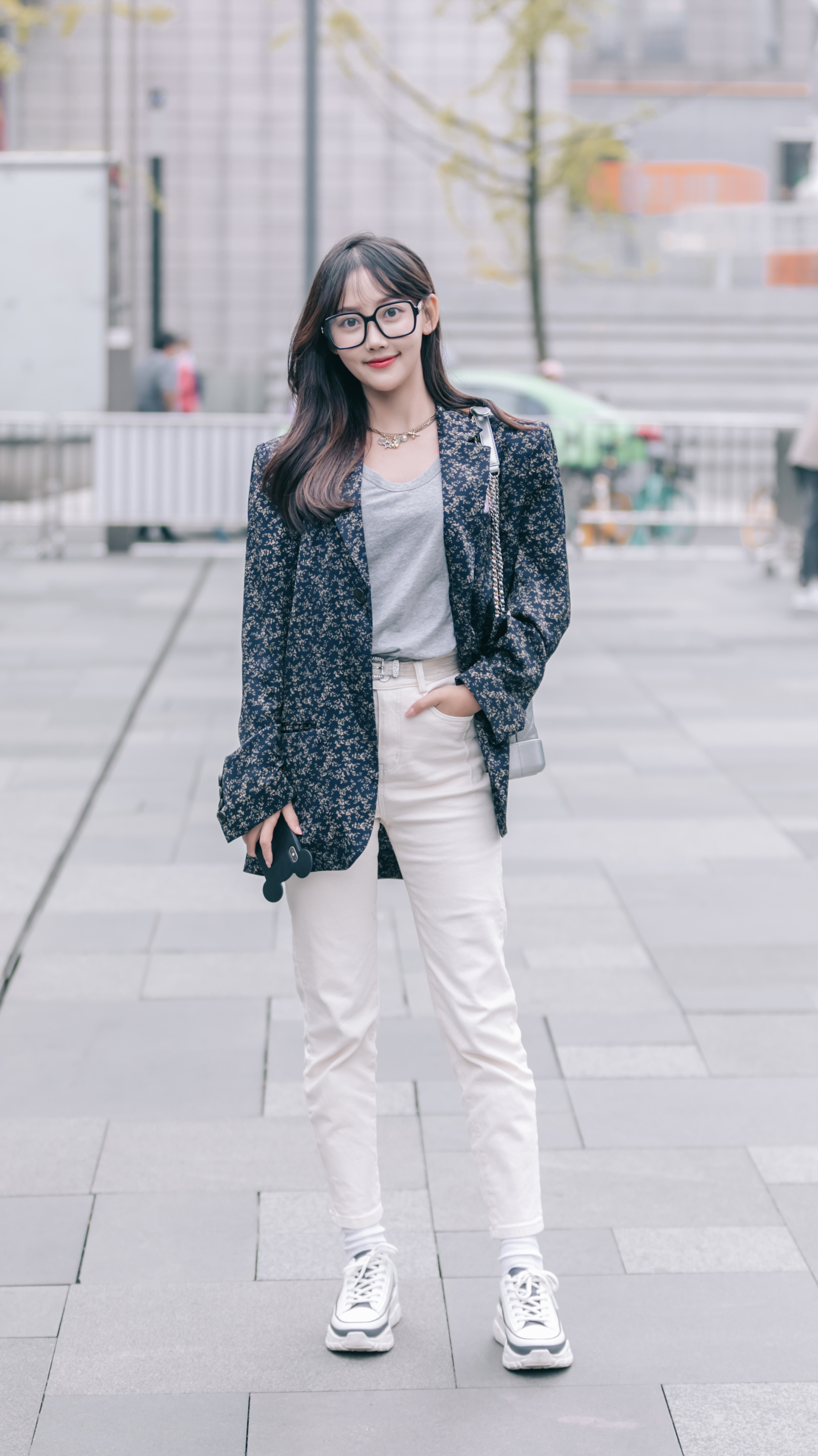 色彩纯正的“小白裤”，让你的冬装搭配清爽大方，更有简约美风格
