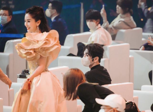 杨颖与黄晓明疑似已分居！杨颖回黄晓明家又深夜离开，视频曝光
