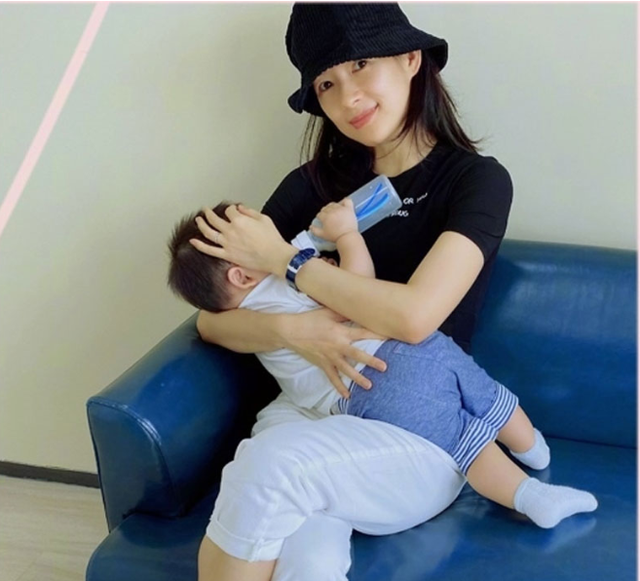 偶遇汪峰夫婦帶孩子用餐，章子怡跟小蘋果形影不離，母女關係親密