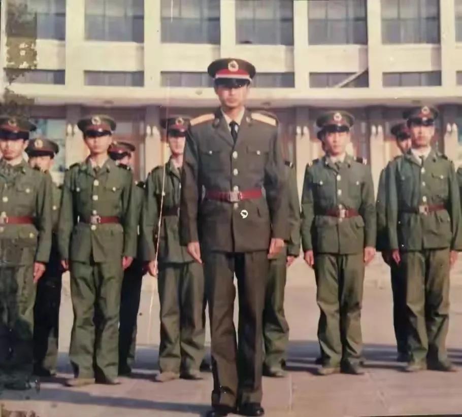 兰州军区副司令员董占林警卫员在火车站接人被歹徒打伤，将军大怒