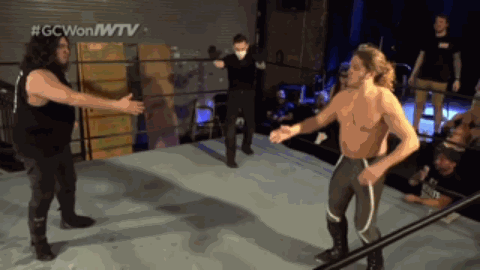 爆笑GIF图片：小伙子，你这是要羡慕死你的一帮兄弟啊！