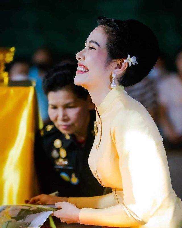 真实版“甄嬛”有点段位，挑衣服都让国王陪，