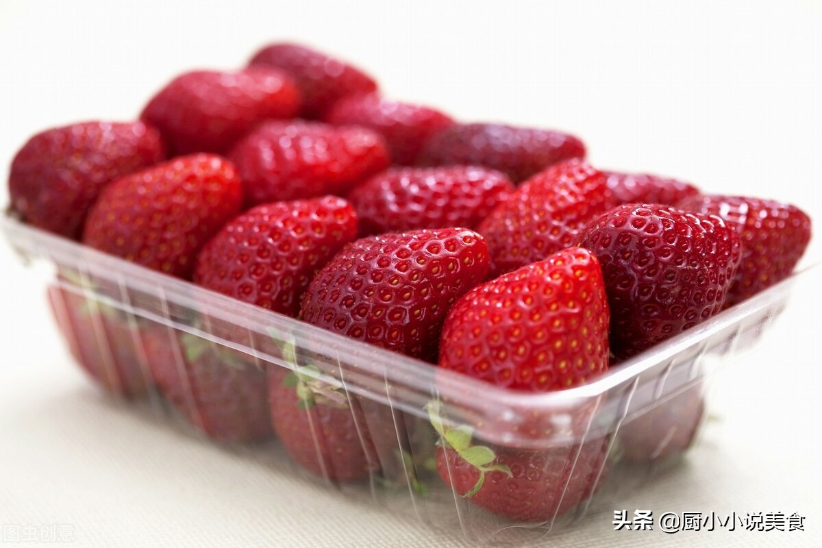 洗草莓加食用碱还不如不洗，教你正确洗法，草莓洗出来干净又香甜