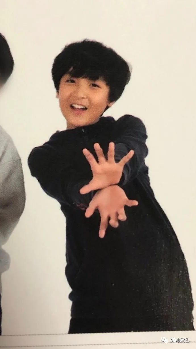 这两位男团爱豆的小学毕业照片真是惊人地相似