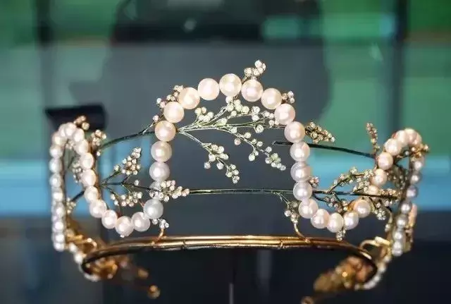 带你走进珠宝的世界，不同时代的珍宝发出不一样的光芒，长见识