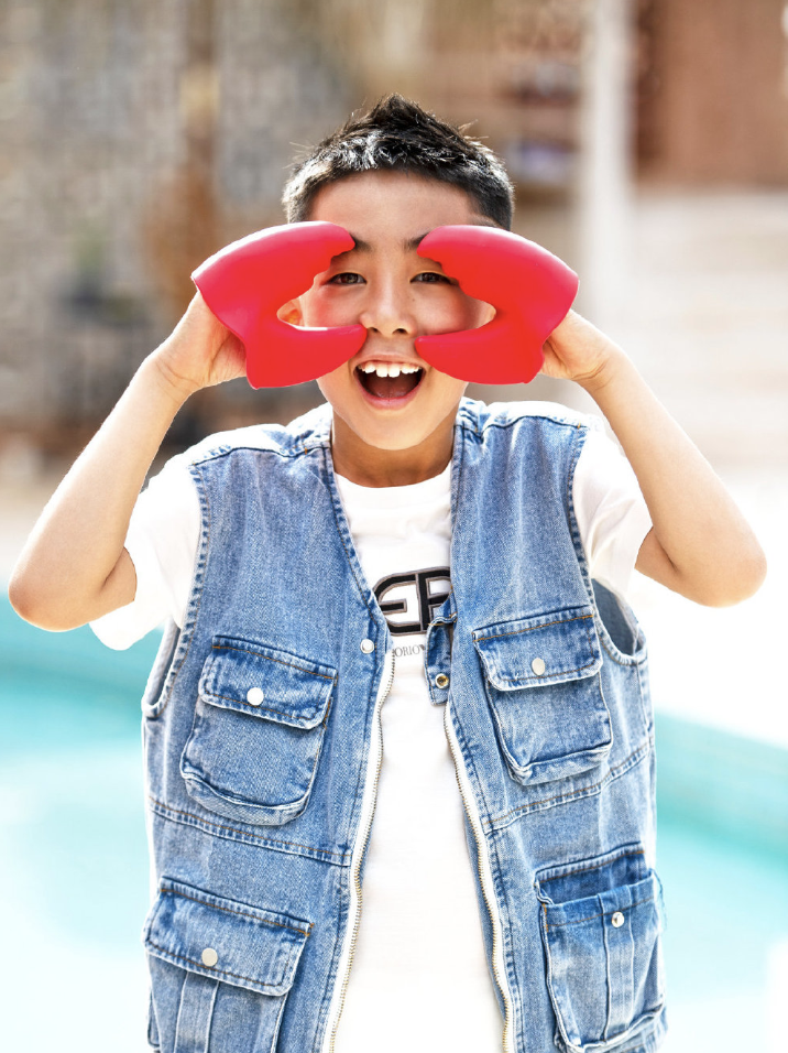 Jasper拍六一写真，8岁小小春长成翩翩少年，玩水吹泡泡充满童趣