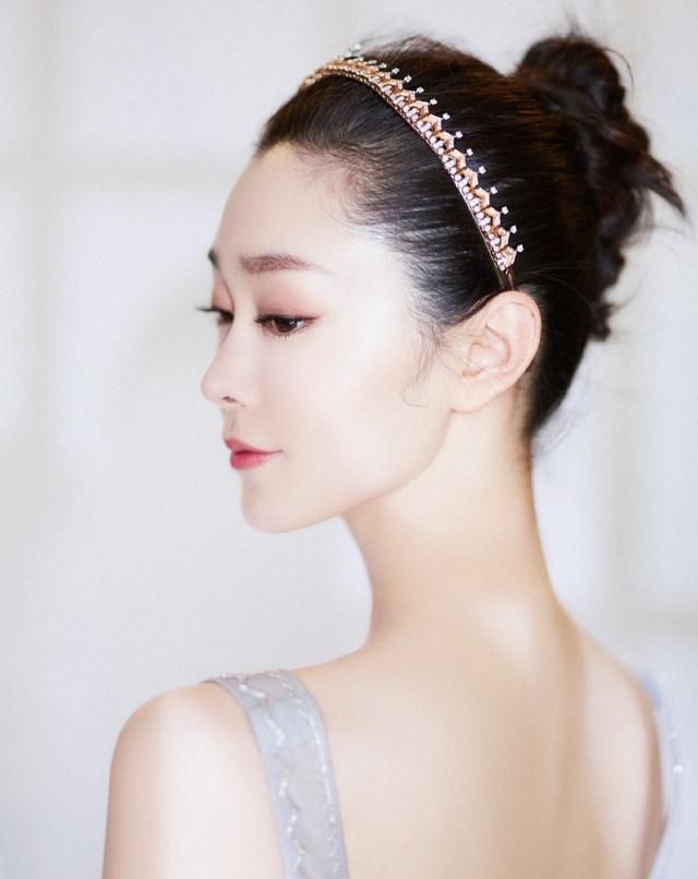 她腰围比雷佳音头还小，今穿V领轻纱裙戴皇冠，31岁美成小公主