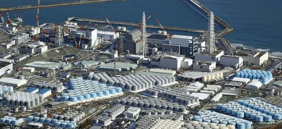 日本正式决定核排放，4000集装箱惊现不明物体，烂的彻底