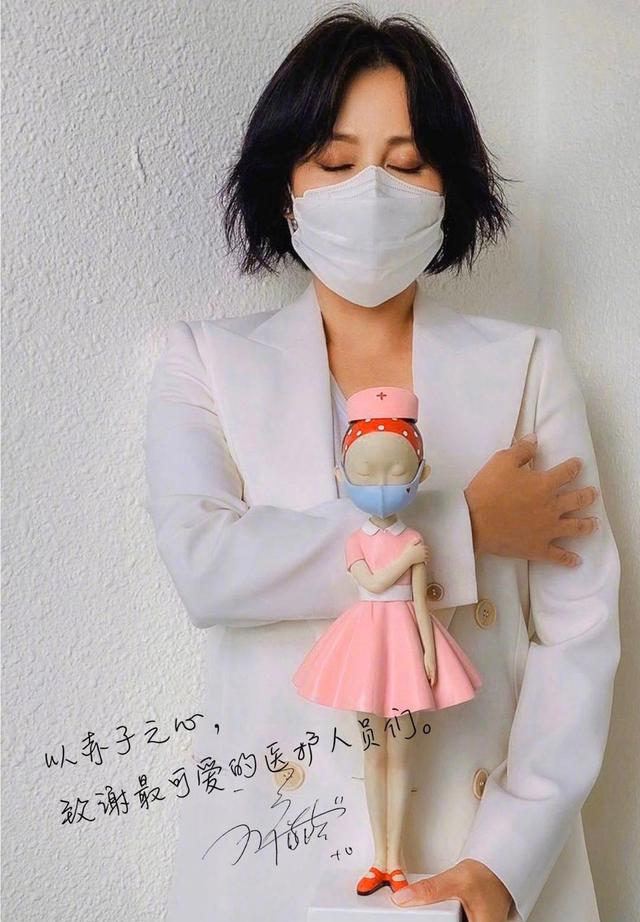 55岁刘嘉玲晒近照，穿垫肩西装气场太足，白色反而把本人显更白