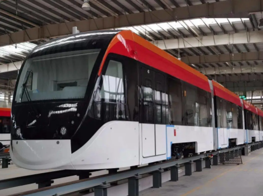 好消息！首列100%低地板现代有轨电车下线